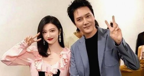 明星大揭秘：新恋情曝光引发网友热议！